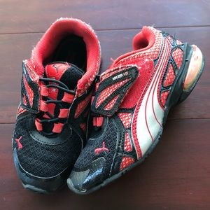 Toddler Pumas black and red velcro closure size 10